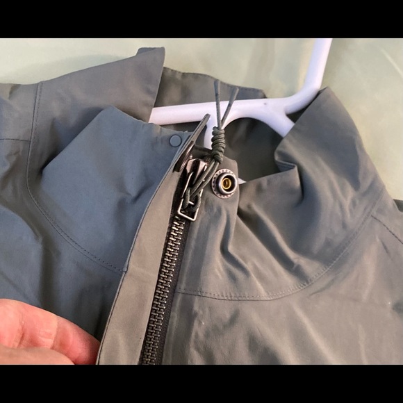 REI rain Jacket - New Women’s M - Goretex - Picture 5 of 7